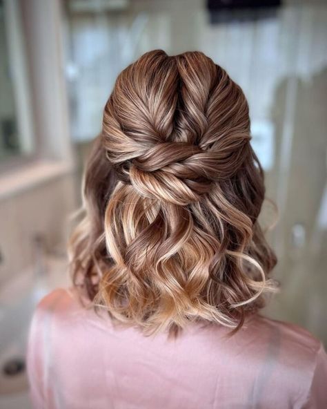 Semiraccolto capelli corti 👱🏻‍♀️ 5 idee semplici e chic Easy Updo For Work, Formal Braids, Updo For Work, Hair Updo Ideas, Work Updo, Prom Hair Styles, Updo Ideas, Hair Styles For Short Hair, Braided Half Updo