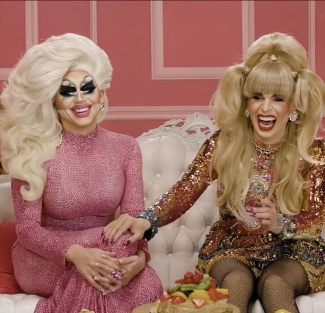 Trixie And Katya Queens Who Like To Watch, Trixie And Katya Aesthetic, Trixie And Katya Unhhh, Unhhhh Trixie And Katya, Trixie And Katya Wallpaper, Katya Trixie, Katya And Trixie, Trixie Mattel And Katya, Rpdr Funny