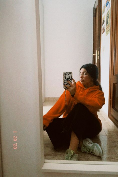 Orange Hoodie Outfit Aesthetic, Orange Hoodie Outfit, Hoodie Outfit Aesthetic, Concerts Outfits, Jean Beige, Casual Oufits, Orange Outfits, Orange Style, Orange Hoodie