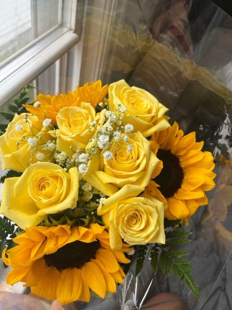 Sunflower And Yellow Rose Bouquet, Mustard Yellow Bouquet, Yellow Roses And Sunflowers, Sunflowers With Roses, Sunflower And Rose Bouquet, Summer Visionboard, Yellow Roses Bouquet, Flower Bookey, Yellow Rose Wedding