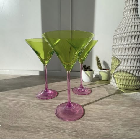 pink and green martini glasses!!! obsessed 🩷 Fun Martini Glasses, Funky Martini Glasses, Cute Martini Glasses, Cool Martini Glasses, Martini Glasses Aesthetic, Funky Wine Glasses, Unique Martini Glasses, Green Martini, Vintage Martini Glasses