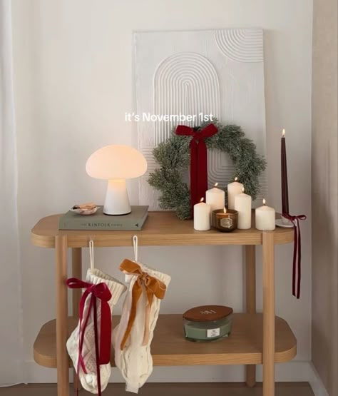 Red Candles Christmas, Christmas Decor Aesthetic Apartment, Modern Apartment Christmas Decor, Boho Modern Apartment, Vintage Christmas Decor Ideas, Ideas Decoracion Navidad, Minimalist Holiday Decor, Fall Snow, December Winter