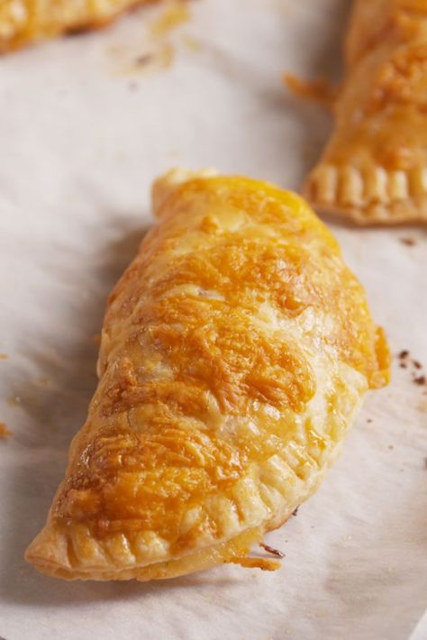 Work Recipes, Savory Pies Recipes, Puff Pastry Appetizers, Pastry Appetizer, Hand Pie Recipes, Cheese Puff Pastry, Work Lunches, Puff Pastry Dough, Savory Pastry