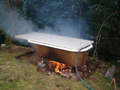 Poor Mans Hot Tub, Outdoor Clawfoot Tub, Hillbilly Hot Tub, Bathtub Pictures, Garden Bathtub, Moderne Have, Old Bathtub, Diy Hot Tub, Outdoor Bathtub