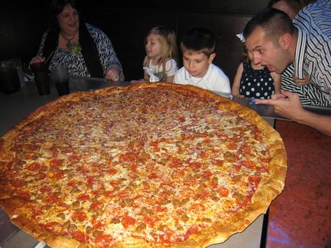 Sky Restaurant, Giant Pizza, Big Pizza, Pizza Pie, Easy Comfort Food, Cheat Meal, Love Pizza, Easy Cooking Recipes, Gym Humor