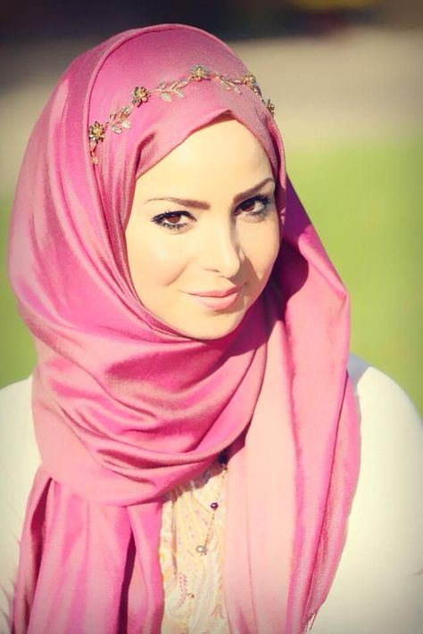 Hijab Accessories-25 ways to Accessorize Hijab With Jewelry Hijab Styles For Party, Pink Hijab, Hijab Style Tutorial, Hijab Style Casual, Hijabi Style, Muslim Hijab, Fashion Tutorial, Hijab Scarf, Outfit Trends