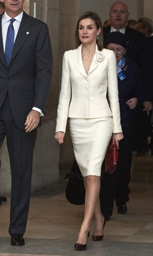 Princess Letizia of Spain always looks elegant and this week was no different. King Felipe's wife looked sleek in a white skirt and blazer power suit by Felipe Varela, a burgundy Carolina Herrera python print clutch and patent leather shoes by Lodi.    Photo: Getty Images White Blazer With Skirt, Dupioni Silk Dress, Blazer With Skirt, Ladies Blazers, White Skirt Suit, Kate Middleton Queen, Business Professional Attire, Princess Letizia, Womens Skirt Suits