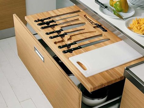 in-draw-horizontal-knife-block-wood-chopping-board Organiser Cucina, Kabinet Dapur, Space Saving Kitchen, Decor Studio, Knife Storage, Diy Drawers, Trendy Kitchen, House Kitchen, Hacks Diy