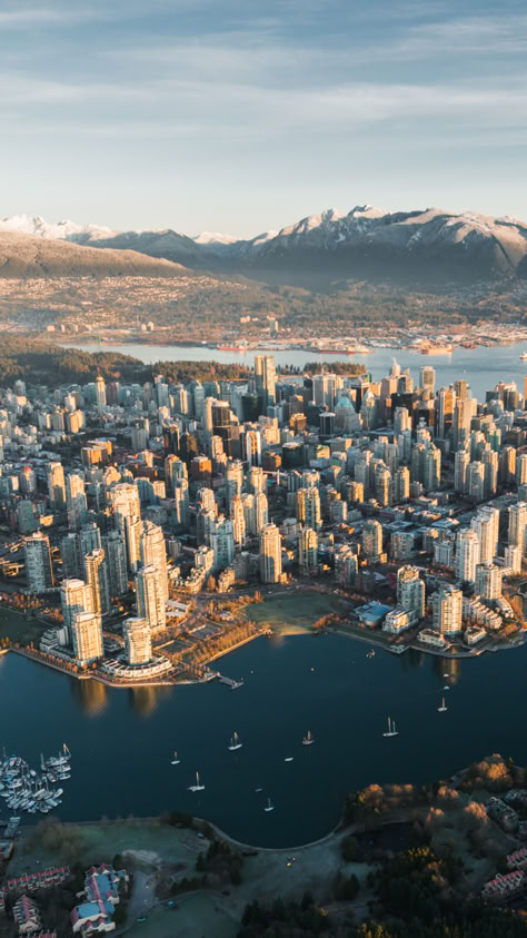 Vancouver is één van de bekendste en meest gemoedelijke steden van Canada. Het is de grootste stad van de provincie British Columbia en de meeste mensen zullen hier hun rondreis door Canada starten of eindigen. Vancouver British Columbia Aesthetic, Canadian Countryside, British Columbia Aesthetic, Vancouver Canada Aesthetic, Vancouver Wallpaper, Summer In Usa, Canada In Summer, Places To Go In Canada, Travelling Canada