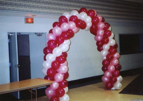 How to Make a Balloon Arch Cluster Make A Balloon Arch, Balloon Archway, Balloon Arch Diy, Floating Balloons, Balloon Arches, Rose Gold Balloons, Up Balloons, Green Balloon, Rainbow Balloons