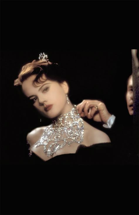 Satine Moulin Rouge, Black Elegance, Dark Feminine, Feminine Aesthetic, Nicole Kidman, Hollywood Glamour, Old Hollywood, Old Money, Tiara