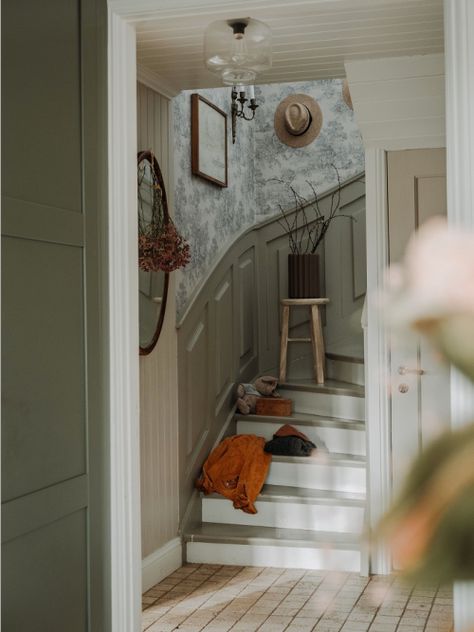 Cottage Stairwell, Cottage Stairway, Kitchen Stairs, Scandinavian Cottage, Swedish Cottage, Sweden House, Victorian Townhouse, Magical Home, Period Property