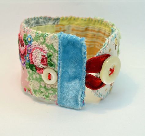 Fabric Cuff Bracelets Diy, Fabric Bracelets Diy, Cuff Bracelets Diy, Fabric Cuff Bracelet, Scrap Fabric Crafts, Fabric Bracelets, Cuff Bracelets Handmade, Smart Art, Fiber Jewelry