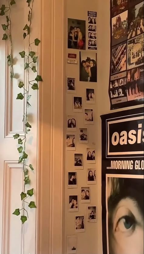 Polaroid Wall Dorm Room, Polaroid Wall Aesthetic Bedroom, Room Ideas Aesthetic Polaroid Wall, Room Ideas Polaroid Wall, Room Decor Polaroid, Polaroid Bedroom Ideas, Bedroom Polaroid Wall, Wall Decor Polaroid, Poloroid Pictures Ideas On Wall