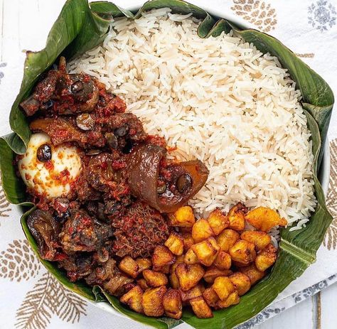 1,075 Likes, 4 Comments - Chefcook NG (@chefcook_recipe) on Instagram: “RICE, OFADA SAUCE AND PLANTAIN 🥰🥰 share your experience on this . ⁣📸: @thekitchenmuse👌” Ofada Sauce, Rice And Sauce, Ofada Rice, African Dishes, Text Logo Design, Nigerian Food, Chana Masala, Cobb Salad, Curly Hair Styles