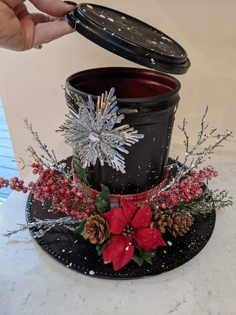 Christmas Top Hat Centerpiece, Hat Centerpieces, Snowman Hats, Christmas Decorations Centerpiece, Dollar Store Christmas Crafts, Christmas Cookies Gift, Snowman Hat, Dollar Store Christmas, Christmas Centerpieces Diy