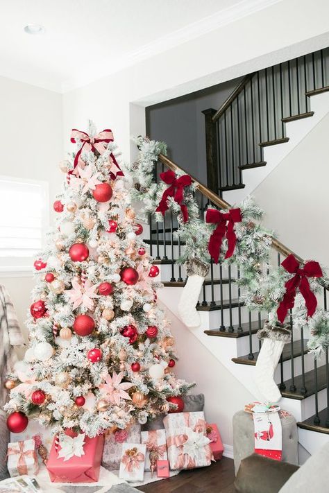 Christmas Tree Red Decoration #Christmasdecor #Christmas #red #reddecor #decorhomeideas Glam Christmas Tree, Do It Yourself Decoration, Red Christmas Decor, Flocked Christmas Trees Decorated, Glam Christmas, Deco Rose, Christmas Tablescape, Red Christmas Tree, Christmas Tree Inspiration