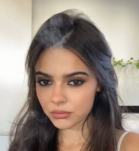 Selena Gomez Dark Makeup, Penelope Cruz Makeup Eyes, The Weeknd Makeup Look, Fall Makeup Aesthetic, Deep Winter Makeup, Lana Makeup, Penelope Cruz Makeup, Fair Skin Makeup, Brunette Makeup