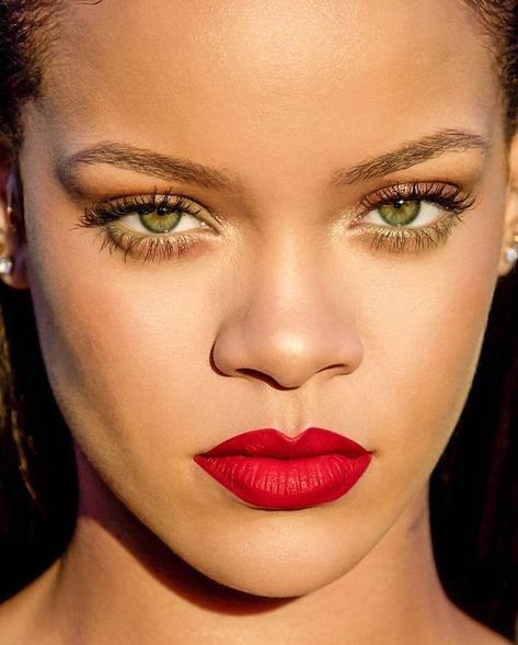 Rihanna Magazine Photo Shoots, Rihanna Red Lipstick, Rihanna Face, Iman And David Bowie, Eyebrow Slits, Rihanna Makeup, Rihanna Love, Freestyle Music, Rihanna Outfits