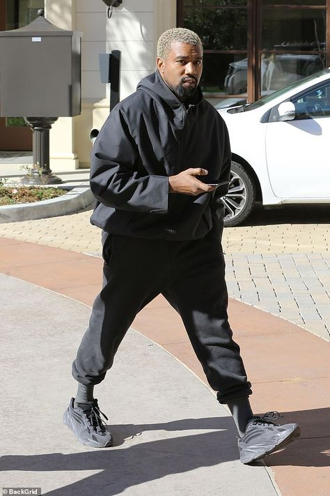 Kanye West Outfits, Kanye Fashion, Kanye West Style, Yeezy Fashion, Yeezy Outfit, Western Outfits Men, Robert Kardashian, Black Sweats, Yeezy 700