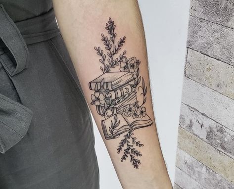 Unique Book Tattoo, Book Tattoo Designs, Bookworm Tattoo, Reader Tattoo, Reading Tattoo, Book Lover Tattoo, Book Tattoos, Tattoo On Arm, Bookish Tattoos