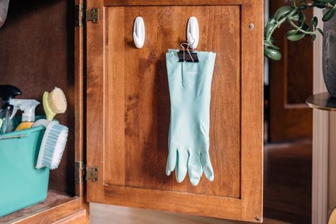 dishgloves hanging on a cabinet door on a command hook Glass Cleaning Solution, Dish Gloves, Washing Windows, Binder Clips, Sink Organizer, Kitchen Gloves, Sink Cabinet, Storage Hacks, Under Sink