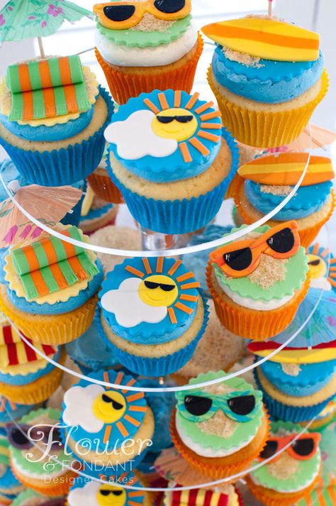 Pool Party Cupcake Cake, Pool Party Cupcake Ideas, Beach Party Cupcakes, Pool Party Cupcakes, Summer Dessert Table, Pool Birthday Cakes, Cookies For Wedding, Surf Birthday Party, Beach Cupcakes