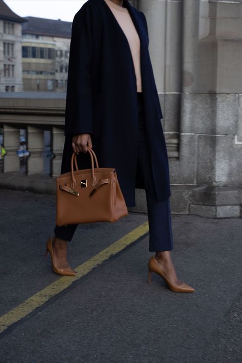 Tan Accessories Outfit, Tan Birkin Bag Outfit, Hermes Birkin 35 Outfit, Hermes Birkin 30 Outfit, Birkin Outfit Casual, Birkin 35 Outfit, Navy Bag Outfit, Camel Shoes Outfit, Birkin 30 Outfit