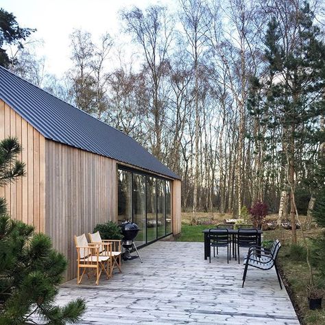 House Design Bathroom, Barnhouse Cabin, Barn House Design, Contemporary Barn, Building A Cabin, Modern Barn House, Architectural Styles, Casa Exterior, Design Bathroom