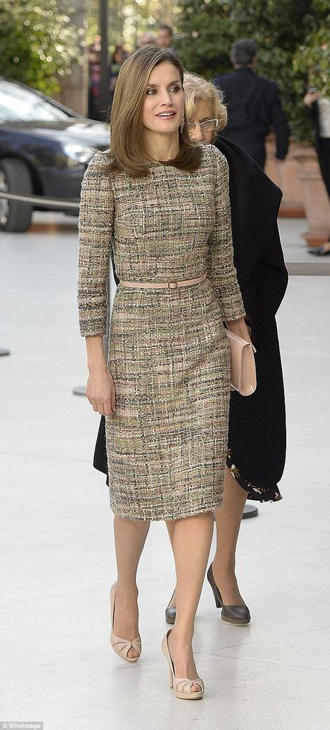 Letizia Of Spain, Queen Letizia, Tweed Dress, Royal Fashion, Mode Inspiration, Office Fashion, Work Fashion, Winter Dresses, Classy Outfits