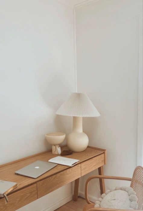 Natural Desk Aesthetic, Light Brown Desk, Oak Desk Aesthetic, Oak Office Desk, Scandi Desk, Light Oak Desk Office, Desk Scandinavian, Neutral Desk Decor, Wood Desk Aesthetic