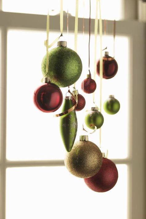 Christmas Window Decor Ideas, Window Decor Ideas, Christmas Window Decor, Diy Christmas Window, Bright Christmas Decorations, Classroom Decor Middle, Christmas Window Decoration, Window Sill Decor, Balinese Decor