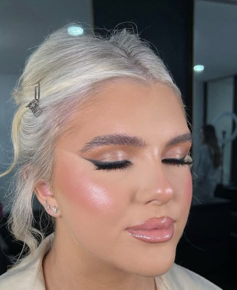 Natural Makeup Look With Pop Of Color, Prom Makeup Looks Blue Eyes, Soft Full Glam Makeup, 21st Makeup Ideas, Light Pink Makeup Looks, 21st Makeup, Deb Makeup, Hoco Makeup Ideas, Prom Makeup And Hair