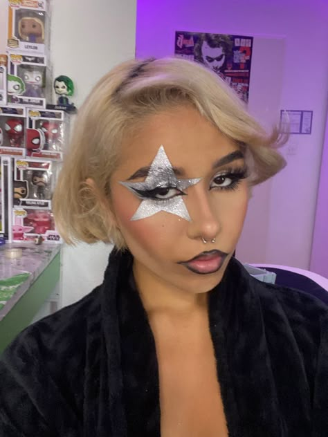 Silver Star Eye Makeup, Rock Star Makeup Eye Ideas, Silver Drag Makeup, Alien Superstar Makeup, Rock Star Eye Makeup, Drag Show Makeup, Eye Star Makeup, Star Face Makeup, Star On Eye