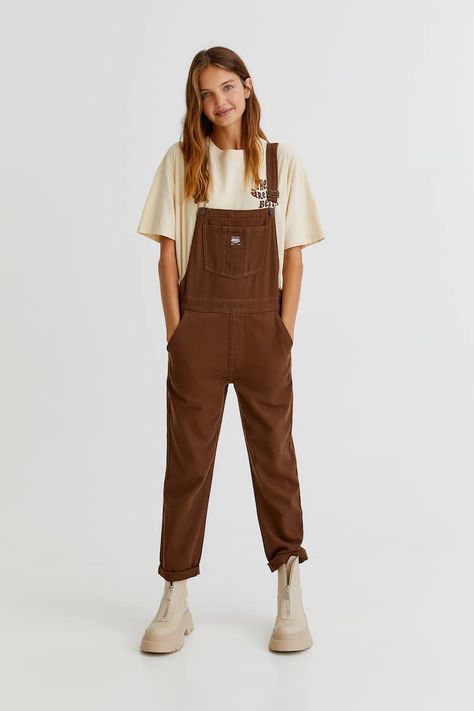 Salopette Outfit, Dungaree Outfit, Cosy Outfit, Jumper Style, Denim Dungarees, Pull N Bear, Cold Weather Outfits, Pull & Bear, Cozy Fashion