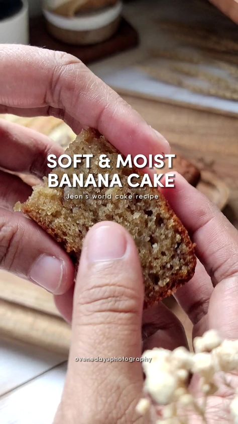 Craving for banana cake! My soft & moist banana cake💜 Recipe 125gm banana (berangan) 90gm oil 2eggs 75gm brown SUGA 2eggs 1tspn vanilla essence 85gm all purpose flour 1/2tspn baking powder 1/2tspn soda bicarbonate Seoul with love! Nite! #bananacake #cake #homemadecake #koreancake #koreandessert #homecafe #homemade #homecooking #simplerecipe #reelclasswithdhuna #ovenedayu #fyp #fyp #loveyourself #ourownpurpleworld #jeonsworld #iansworld 💜 Moist Banana Cake, Korean Dessert, Korean Cake, Banana Cake Recipe, Vanilla Essence, All Purpose Flour, Banana Cake, Homemade Cakes, Fruit Cake