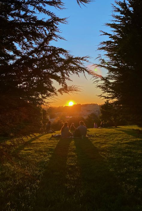 Picnic Sunset Aesthetic, Sunset Picnic Date, 21st Party Themes, Mountain Hiking Aesthetic, Hiking Outfits Summer, Sunset Date, Sunset Watching, Ways To Exercise, Aesthetic Mountains