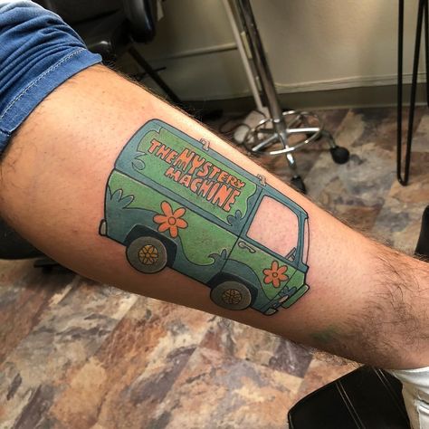 Mitch Marlow on Instagram: “Mystery machine from today. #colortattoos #scoobydootattoo” Mystery Machine Tattoo, Scooby Doo Tattoo, Mystery Machine, Machine Tattoo, Scooby Doo Mystery, Flea Market Flip, Ink Master, Anime Tattoos, Color Tattoo