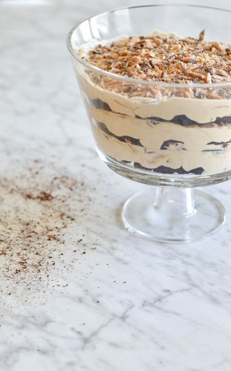 Coffee Trifle Desserts, Coffee Trifle, Toffee Dessert Recipes, Toffee Trifle, Toffee Dessert, Trifle Bowl Recipes, Coffee Toffee, Honey Lime Shrimp, Coffee Brownies