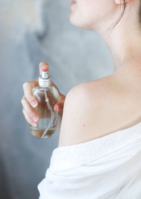 Look at this simple DIY body spray that banished backne! Love this! #acne #bodyspray Body Mist Aesthetic Photography, Body Splash Photography, Body Spray Photography, Perfume Spray Photography, Diy Body Spray Recipes, Spray Photography, Body Spray Recipe, Diy Body Spray, Back Acne Remedies