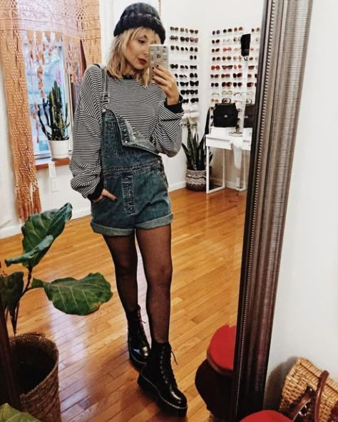 These are comfy dungaree overalls! #overalls #dungarees #jeans #denim Dance Outfit Ideas, Overall Shorts Outfit, Dungaree Outfit, Sweater Tights, Sweater Dress Oversized, Overalls Outfit, Dungarees Shorts, Simple Fall Outfits, Dance Outfit