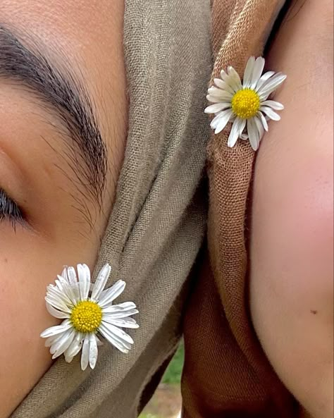 Two hijabis wearing a flower in their hijabs with their heads leaning on each other. Hijabi With Flowers, Hijabi Instagram, Hijabi Beach Outfit, Hijab Flower, Summer Hijabi, Flower Hijab, Hijab Beach, Aesthetic Dp, Beach Poses By Yourself Photo Ideas