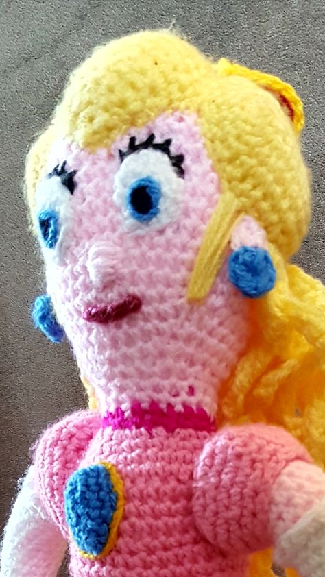 Crochet Princess Peach – Free Pattern – Off The Hook Crochet Princess Peach, Peach Crochet Pattern, Mario Crochet, Crochet Princess, Peach Hair, Off The Hook, Super Mario Brothers, Front Hair Styles, Mario Brothers