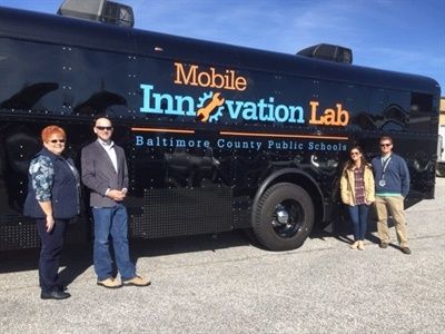 Baltimore County Public Schools recently unveiled its Mobile Innovation Lab, a mobile classroom and “makerspace” built on a school bus. The lab helps students learn about coding, programming, robotics, and circuitry in a hands-on environment. School Bus Office, School Maker Space Design, Mobile Library Bus, Maker Space Ideas Elementary Library, Bus Cafe, Mobile Museum, Makerspace Elementary Library, Mobile Classroom, Nature Classroom