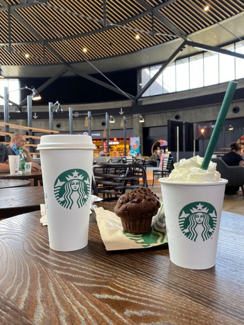 Airport Cafe, Starbucks Wallpaper, Airport Food, Starbucks Aesthetic, Café Starbucks, Starbucks Locations, Malaga Airport, Snap Filters, Coffee Starbucks