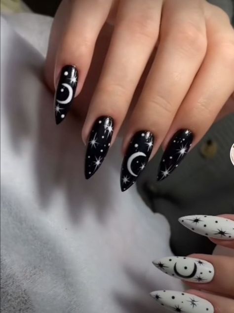 Moon Themed Nails, Bonnaroo Nails, Vamp Nails, Scary Nails, Deep Red Nails, Daily Nails, Witch Nails, Stiletto Nail Art, Moon Nails