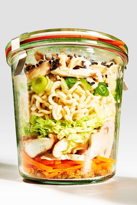 Mason Jar Recipes Salad Alternatives Salad Alternatives, Mason Jar Lunch, Lunch Chicken, Cheap Lunch, Jar Meals, Jar Salads, Jar Recipes, Chicken Ramen, Jar Food