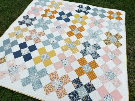 Little Swan Honey quilt designed by Jessica Dayon. Charm Pack Quilt, Farm Quilt, Nine Patch Quilt, Simple Borders, Scrap Quilt Patterns, Summer Quilts, Quilt Binding, Tree Quilt, Precut Quilts