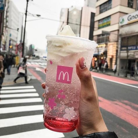 McDonald’s Japan is rolling out a sakura-inspired drink! Japanese Drinks, Cute Drinks, Selfie Quotes, Aesthetic Drinks, Japan Sakura, Quotes Friends, Pretty Drinks, Japanese Snacks, Dunkin Donuts Coffee Cup