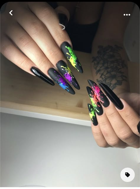 Black And Neon Nails Acrylic, Neon Powder Nails, Black Neon Nails, Neon Powder Nail Art, Black And Neon Nails, Simple Nail Art Videos, Stilleto Nails Designs, Feather Nails, Luminous Nails